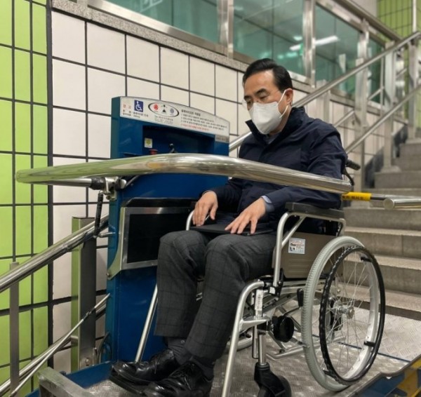 &#48149;&#54861;&#44540; &#45908;&#48520;&#50612;&#48124;&#51452;&#45817; &#50896;&#45236;&#45824;&#54364;&#44032; 6&#51068; &#50724;&#51204; &#55072;&#52404;&#50612;&#47484; &#53440;&#44256; &#51648;&#54616;&#52384;&#51012; &#51060;&#50857;&#54644; &#44397;&#54924;&#47196; &#52636;&#44540;&#54616;&#45716; &#47784;&#49845;. / &#49324;&#51652;&#51228;&#44277;=&#48149;&#54861;&#44540; &#51032;&#50896;&#49892;